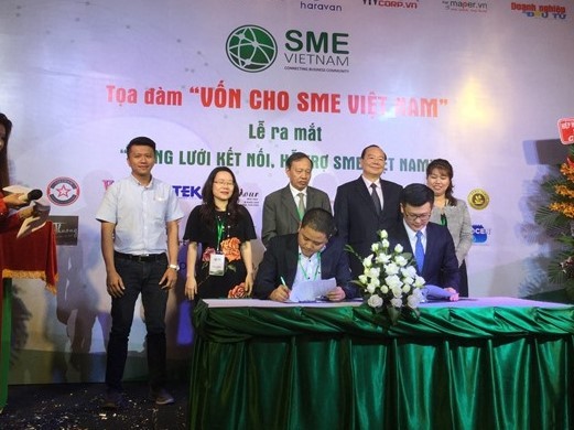 At the launching ceremony of SME Vietnam Network held on Saturday, the network signed an agreement with United Overseas Bank Limited. —VNS Photo Gia Lộc