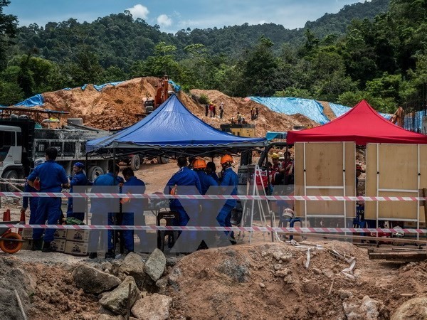 Local authorities search for victims of the landslide (Photo: AFP/VNA)
