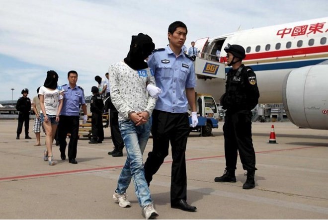 Cambodia on October 28 sent home 61 Chinese nationals wanted in China on suspicion of extorting money from people there over the internet and by telephone. (Photo : China Daily/Reuters)