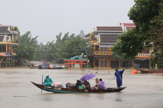 VIDEO:Flooding occurs in Hoian Ancient City