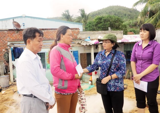 MS.Thu gives gifts to local people
