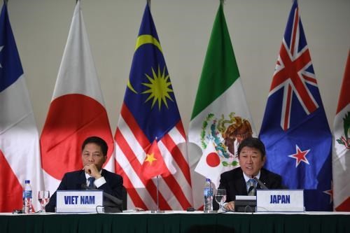 Vietnamese Minister of Industry and Trade Tran Tuan Anh (L) and Japanese Minister of Economic Revitalisation Toshimitsu Motegi co-chair the press conference (Source: VNA)