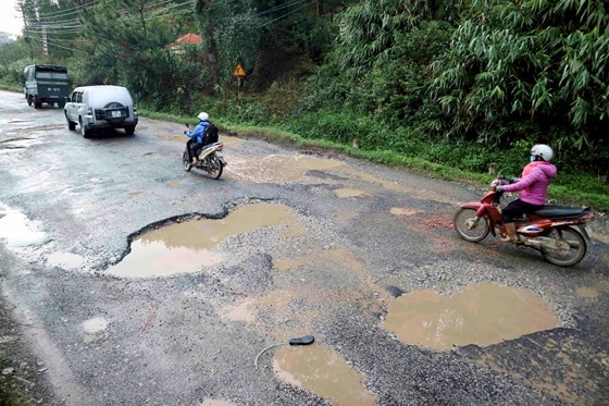 Lam Dong spends VND 550mln to repair Mimosa Mountain Pass’s road surfaces