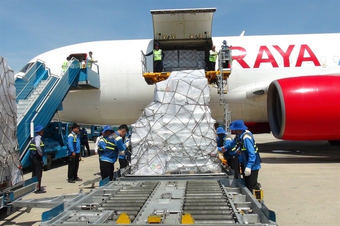 Aid arriving from ASEAN arrives at Cam Ranh Airport. — VNA/VNS photo