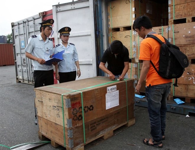 Officers of HCM City Customs check imported goods. (Photo: VNA)