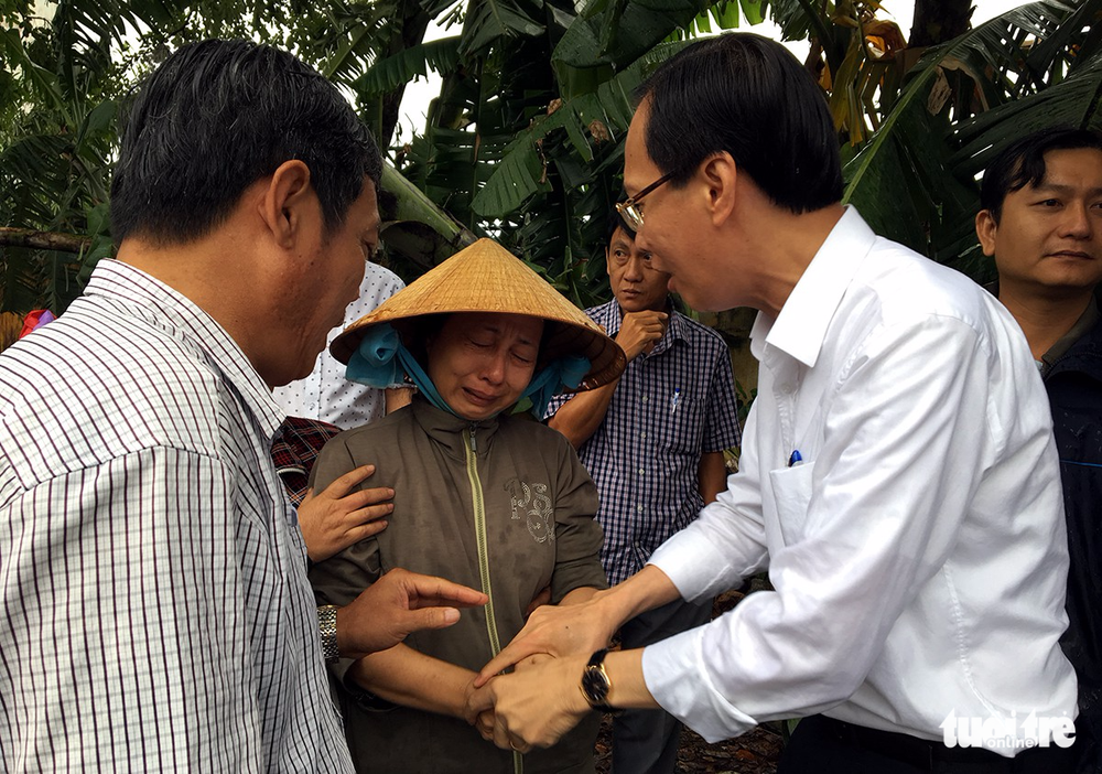 Vice Chairman Le Thanh Liem visits families which damaged due to heavy rains-Photo: Phan Le