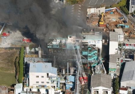 Black fumes spew from a chemical plant of Arakawa Chemical Industries Ltd. in the city of Fuji in Japan’s Shizuoka Prefecture in this photo taken December 1, 2017 from a Kyodo News helicopter. Kyodo/VNS