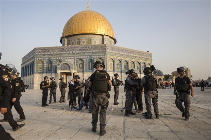 Israeli riot police take up positions next to Dome of the Rock at the Al-Aqsa Mosque compound in the Old City of Jerusalem on July 27, 2017. EPA/VNS