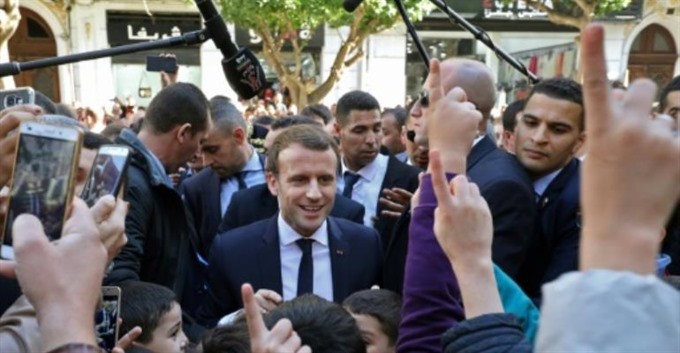 French President Emmanuel Macron greets children in the streets of Algiers on Wednesday. — AFP/VNA Photo 