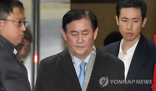 This photo, taken Dec. 7, 2017, shows former Finance Minister Choi Kyung-hwan leaving the prosecution's office in Seoul after an interrogation over bribery allegations. (Yonhap)