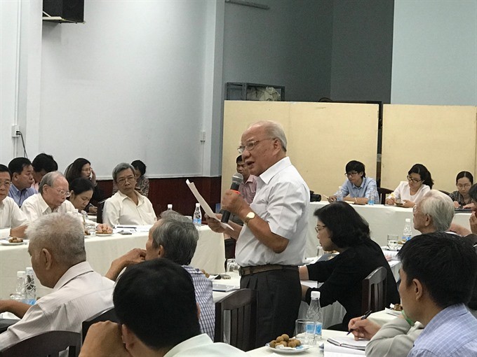 Đồng Văn Khiêm, a member of the Việt Nam Fatherland Front Committee’s Advisory Council, debates the effectiveness of a plan to use tollbooths to ease traffic congestion in central HCM City. – VNA/VNS Photo Việt Dũng 