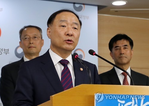 This photo, taken on Oct. 24, 2017, shows Hong Nam-ki, the minister of the Office for Government Policy Coordination, speaking during a press conference at the central government complex in Seoul. (Yonhap)