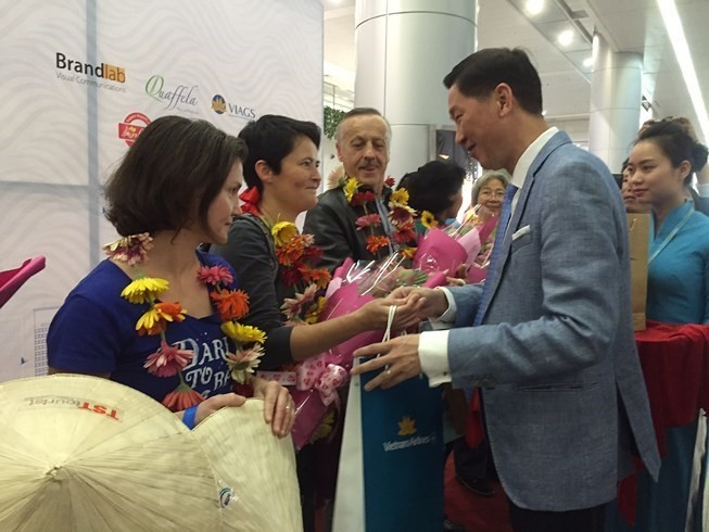 Ho Chi Minh City's first foreign visitors of 2018 were welcomed at Tan Son Nhat International Airport on January 1 morning. (Source: VNA)