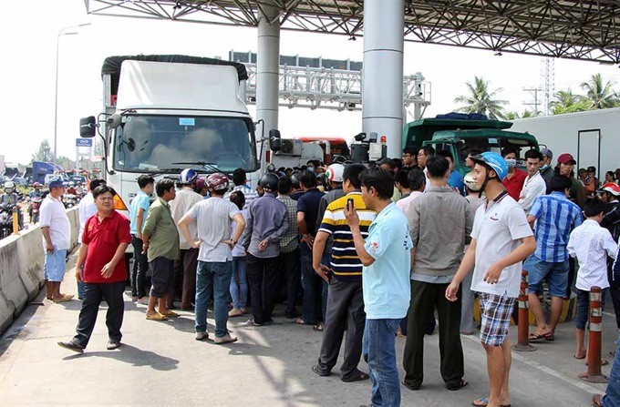 A new regime of exemptions and a 50 per cent fee reduction for commercial vehicles registered in a nearby ward will be applied at the controversial Cần Thơ-Phụng Hiệp toll booth from January 20. – Photo vietnamnet.vn 