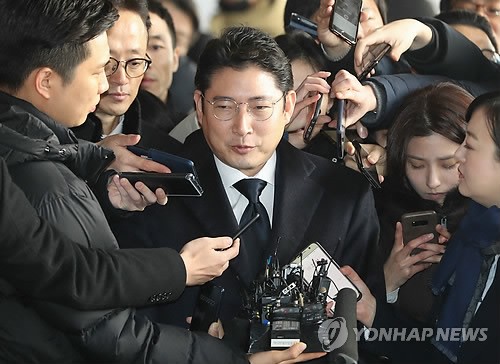 Hyosung Group Chairman Cho Hyun-joon speaks to reporters after arriving at the Seoul Central District Prosecutors' Office for questioning on Jan. 17, 2018. (Yonhap)