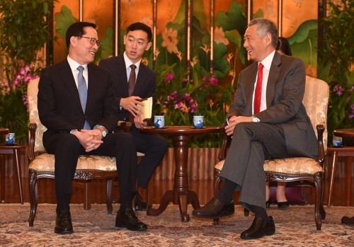 South Korean Defense Minister Song Young-moo (L) talks with Singaporean Prime Minister Lee Hsien Loong in Singapore on Jan. 29, 2018, in this photo released by Song's ministry. (Yonhap)