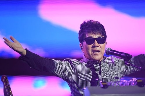 Pop legend Cho Yong-pil to hold national tour to mark his 50th anniv.