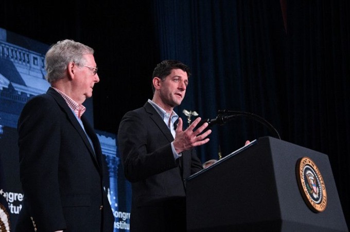 US House Speaker Paul Ryan (right) and Senate Majority Leader Mitch McConnell are contending with a large to-do list that includes striking a deal with Democrats on immigration, funding the government and raising the debt ceiling. - AFP/VNA Photo