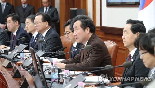 Prime Minister Lee Nak-yon speaks during a Cabinet meeting on Feb. 6, 2018. (Yonhap)