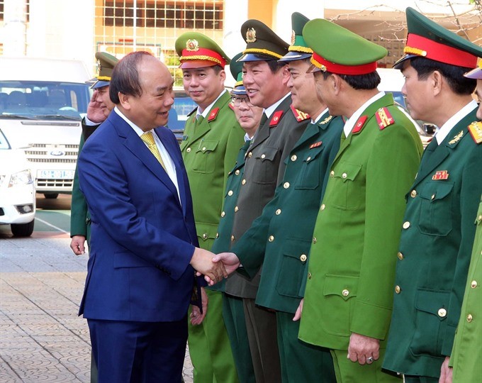 Prime Minister Nguyễn Xuân Phúc extends New Year wishes to the armed forces in Đà Nẵng City on Friday. — VNA/VNS Photo 