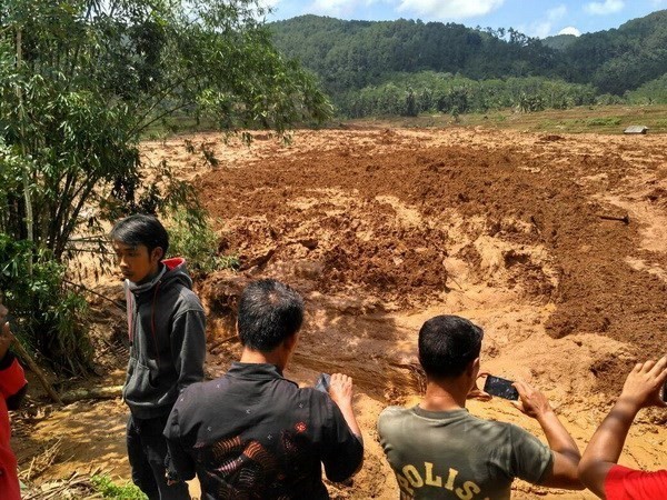 At the scene of the Java landslide (Photo: Reuters)  