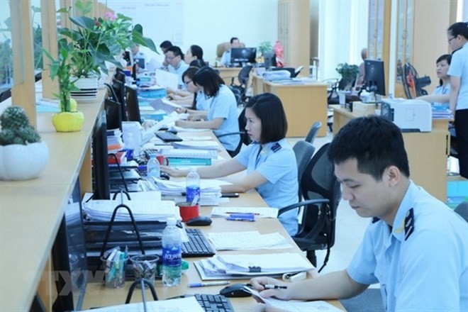 Customs officials work at Dinh Vu customs branch (Photo: VNA)