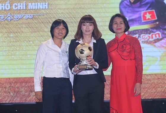 Kieu Trinh (M) at the award ceremony of Vietnam's golden ball 2017 -Photo: SGGP