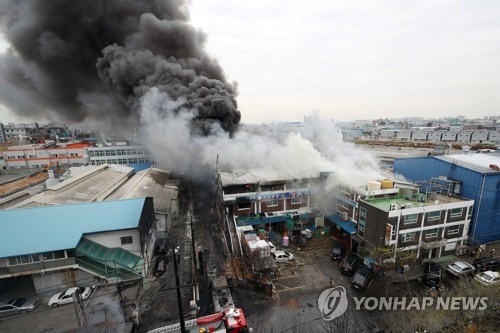 Thick smoke is seen coming out of a chemical plant that has caught fire in Incheon, west of Seoul, on April 13, 2018. (Yonhap)