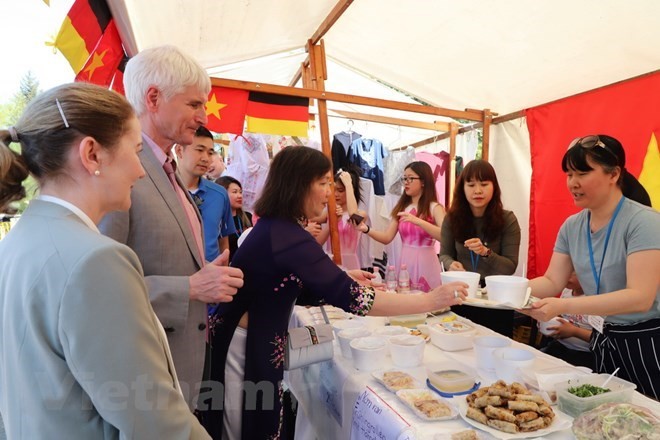 Johannes Selle, Member of the German Parliament, is about to enjoy Vietnam's "pho" during the international culinary festival “Delicanto – Here the world eats” in Berlin, Germany, from April 21 - 22. (Photo: VNA)