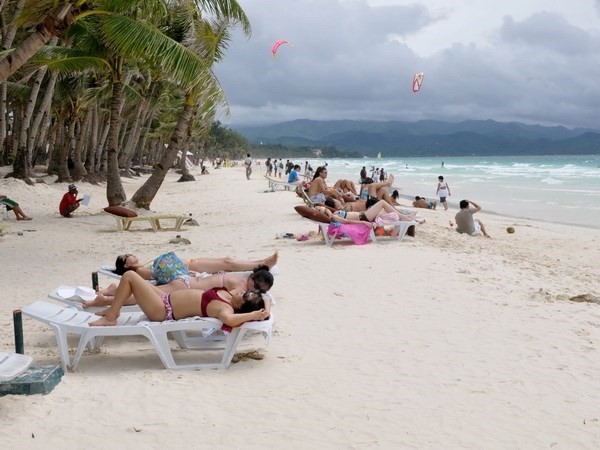 Tourists enjoy their times on Boracay (Photo: AFP/VNA)