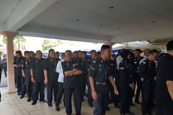 Malaysian police and military personnel cast their votes early on May 5 (Photo: the Star)