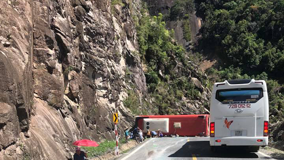 Traffic accident on Khanh Le mountain pass kills 2, injures 15