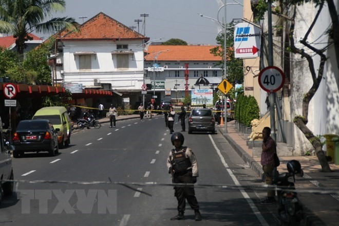Indonesian polices guard at May 14 bombing scene (Source: VNA)