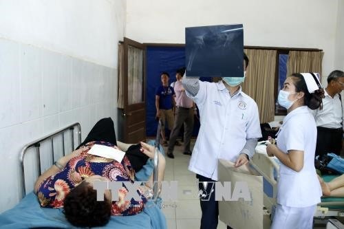 Doctors in Laos check the health of overseas Vietnamese patients who were victims of an accident in Bolykhamsay. — VNA/VNS Photo Trần Kiên