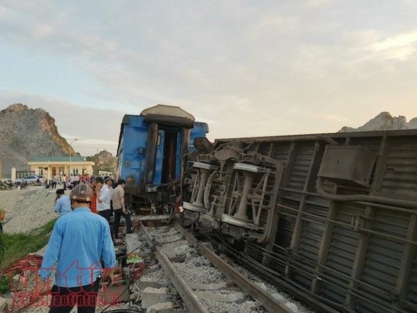 The site of the collision accident with toppled carriages. A North-South passenger train crashed into a truck at a level crossing in central Việt Nam, resulting in two casualties and 10 injured passengers. — VNA/VNS Photo
