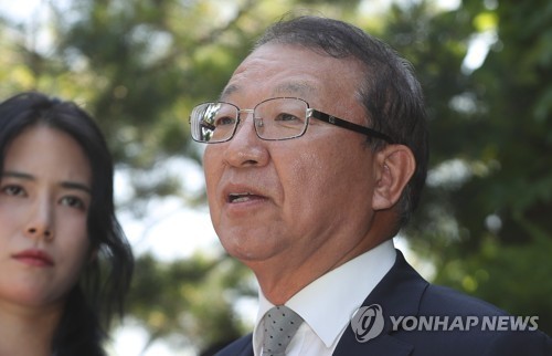 Former Supreme Court Chief Justice Yang Sung-tae speaks to reporters near his home in Seongnam, south of Seoul, on June 1, 2018. (Yonhap)