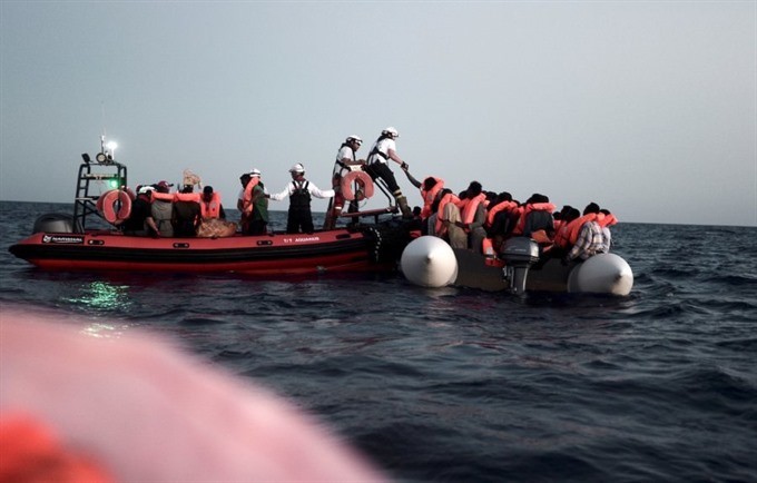 Migrants on stranded rescue ship head for Spain 