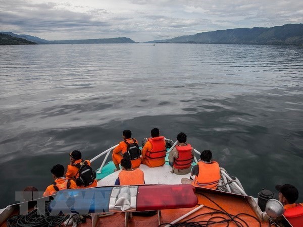 Rescuers search for missing victims in the boat accident in Lake Toba (Photo: AFP/VNA)