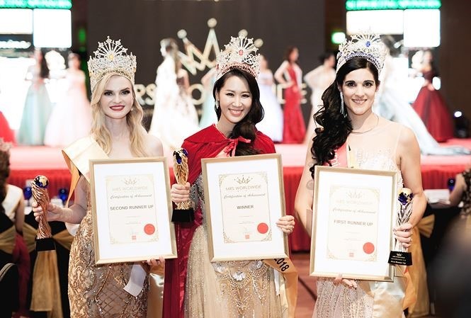 Dương Thùy Linh (centre) has been crowned Mrs Worldwide 2018. — Photos vov.vn 