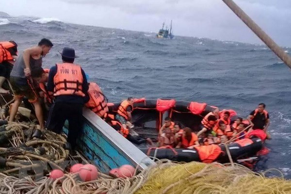 Rescued tourists are brought aboard a fishing boat, but the Phuket governor's office says "dozens of Chinese" are missing after their tourist boat capsized. (Photo: Phuket Department of Disaster Prevention and Mitigation)