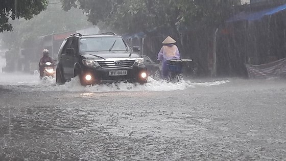 VIDEO: Heavy rains flood Ha Tinh streets