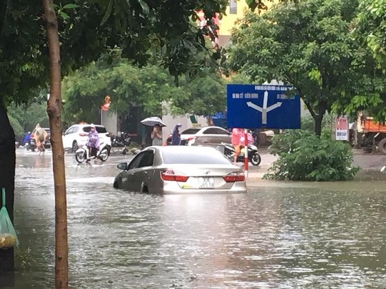 Rains flood Hanoi’s many streets