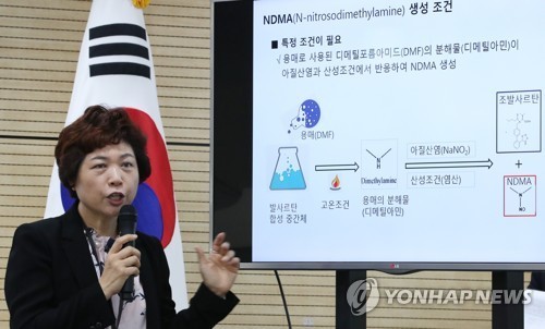 Kim Na-kyung, an official of the Ministry of Food and Drug Safety, explains the ministry's probe into valsartan on Aug. 6, 2018. (Yonhap)