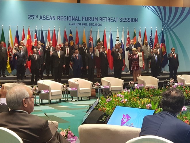 Officials pose for a photo at the 25th ASEAN Regional Forum on August 4 (Photo: VNA)