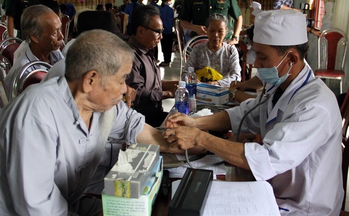 Medical workers treat residents in Hải Chánh Commune in the central province of Quảng Trị. — VNA/VNS Photo Trịnh Bang Nhiệm 