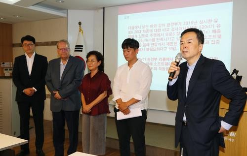In this photo taken on Aug. 16, 2018, Barun Law partner Jason Ha (R) introduces owners of BMW vehicles that recently caught fire at a press conference in southern Seoul. (Yonhap)