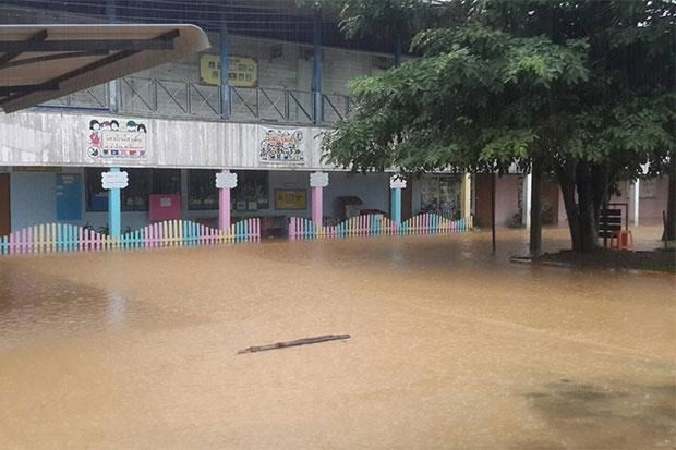 A school is flooded in heavy rain in Thailand (Photo: bangkokpost.com)