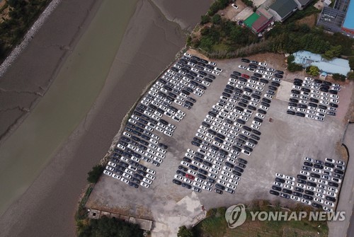 BMW vehicles are parked near the German carmaker's logistics center in Pyeongtaek, 65 kilometers south of Seoul, on Aug. 19, 2018. The carmaker is set to begin a recall of 106,317 of its vehicles the following day. (Yonhap)
