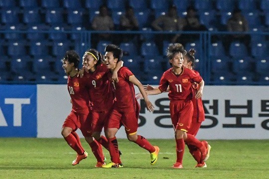 Moving on: Việt Nam celebrate beating Thailand 3-2 in their first match in Group C at the Asian Games (ASIAD) 2018 in Indonesia yesterday. — VNA/VNS Photo