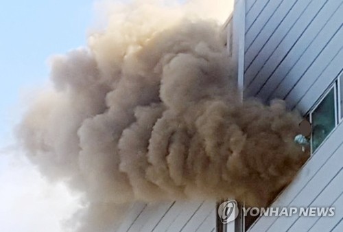 Plumes of smoke come out of a factory in Incheon on Aug. 21, 2018. (Yonhap)